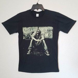New “Kurt Cobain Sitting” Unisex Silkscreen T-Shirt – Small–3XL